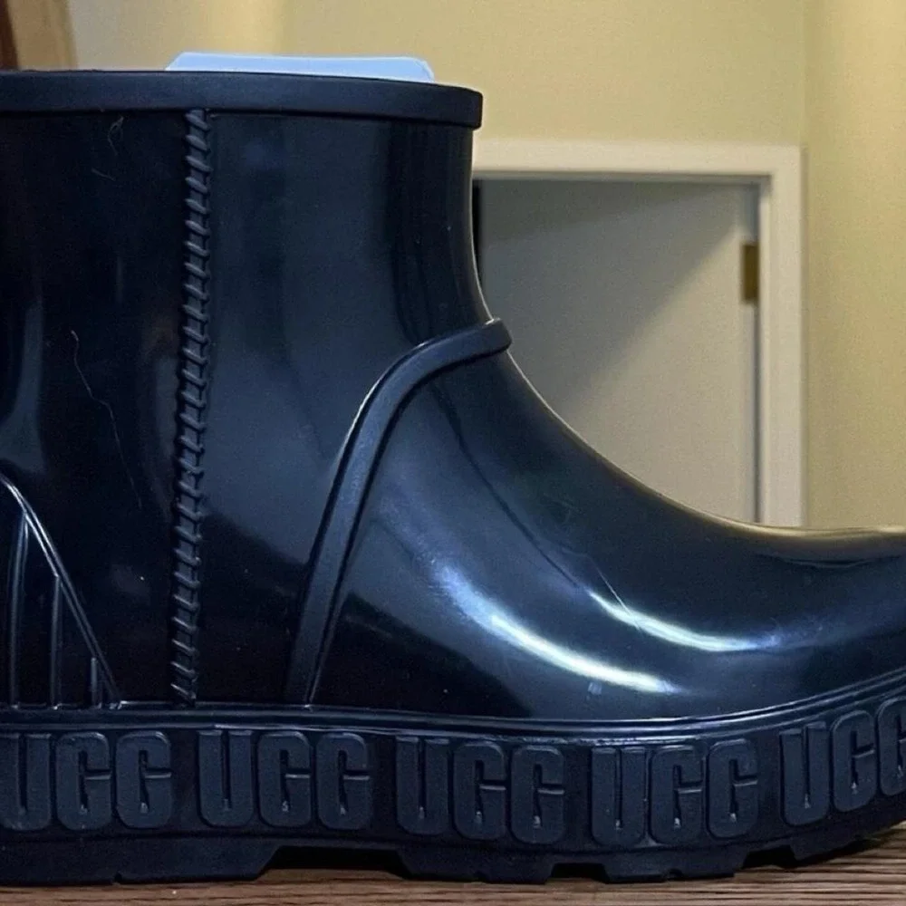 The Unbranded Brand ugg black